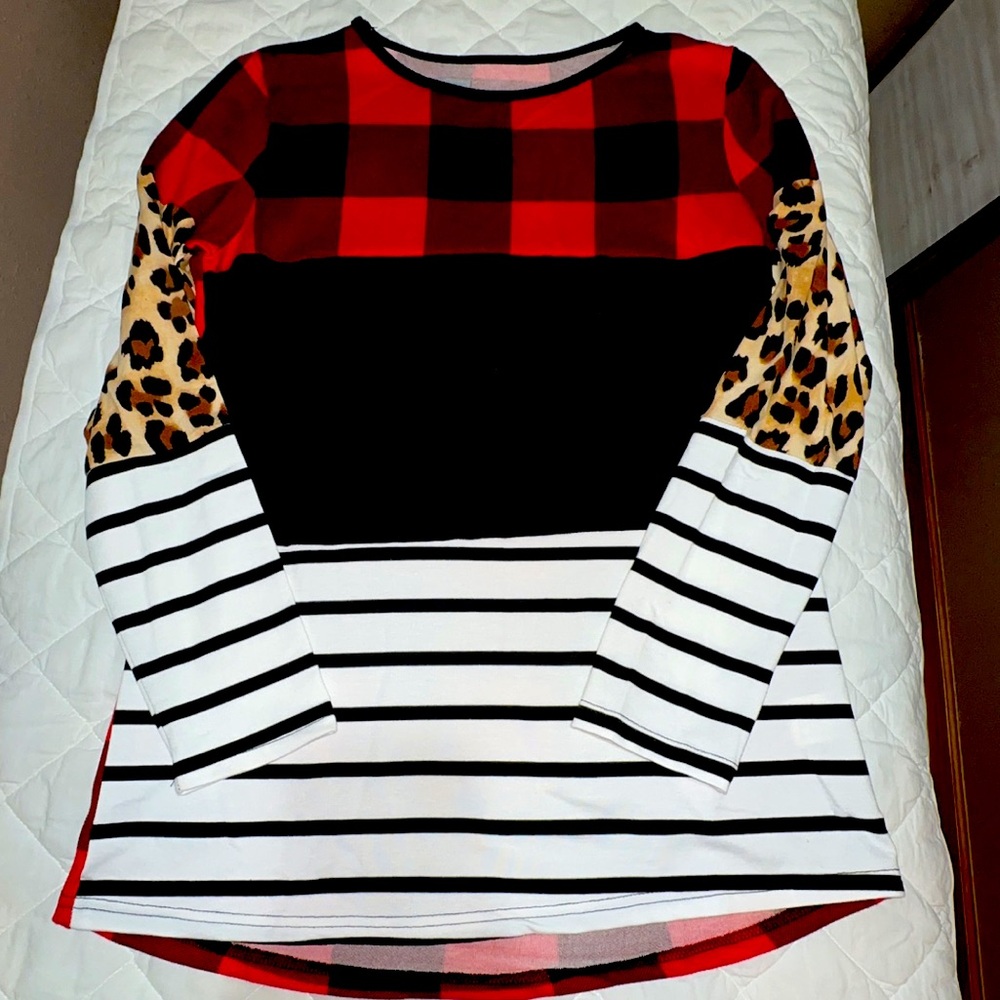 Boutique women’s shirt. Size M. NWOT. Very pretty in person.
